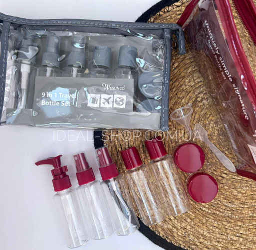 Дорожный набор емкостей для косметических средств.