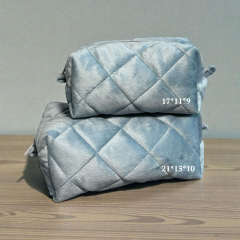 Косметичка плюшева 21*15*10 сіра