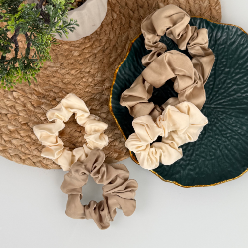 Резинка для волосся об'ємна атласна 8см, молочна